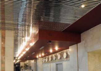 Дизайнерский кубообразный реечный потолок